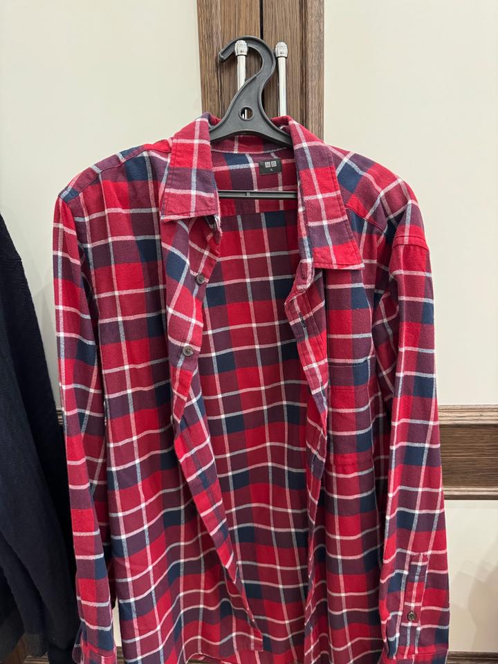 Две мужские рубашки Uniqlo
