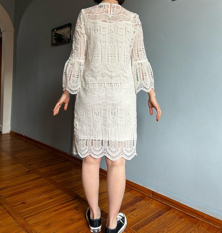 Белое кружевное платье