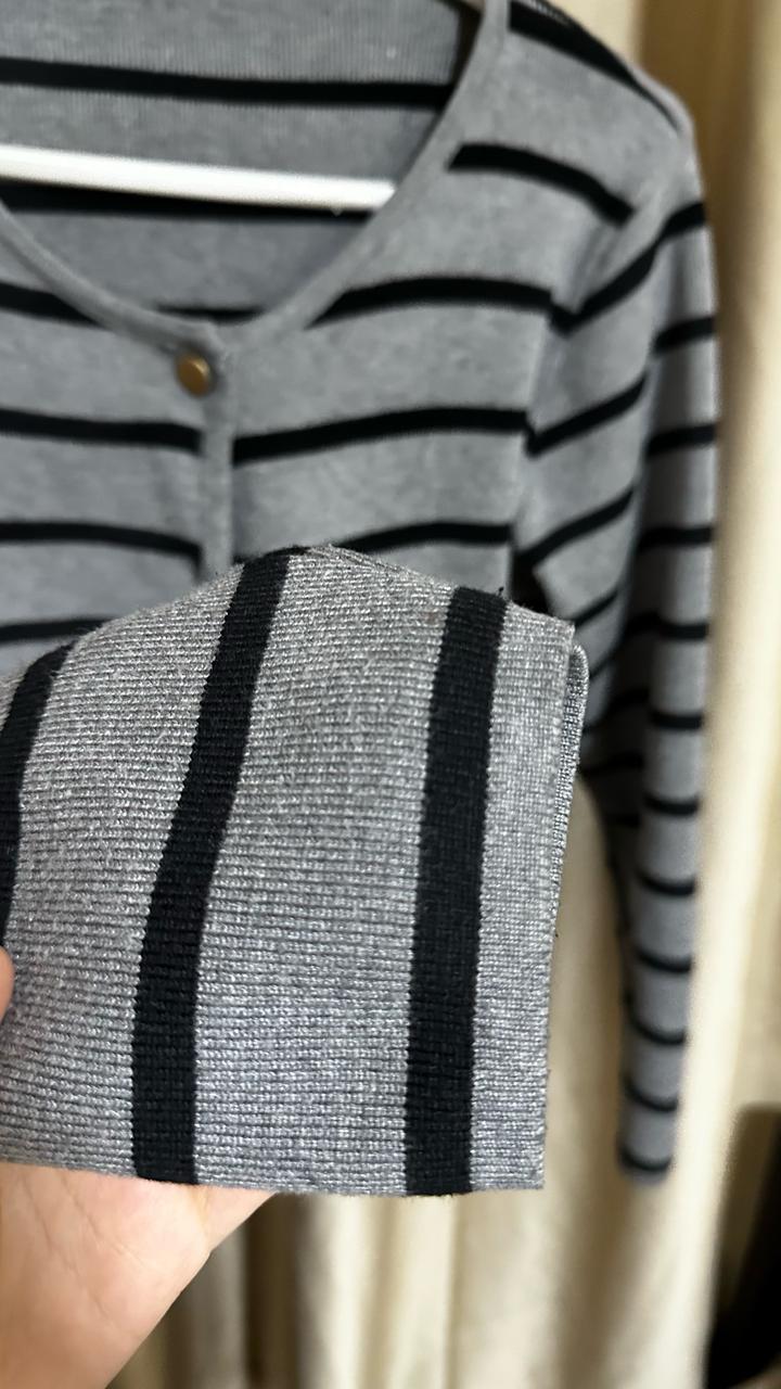 серый кардиган в полоску