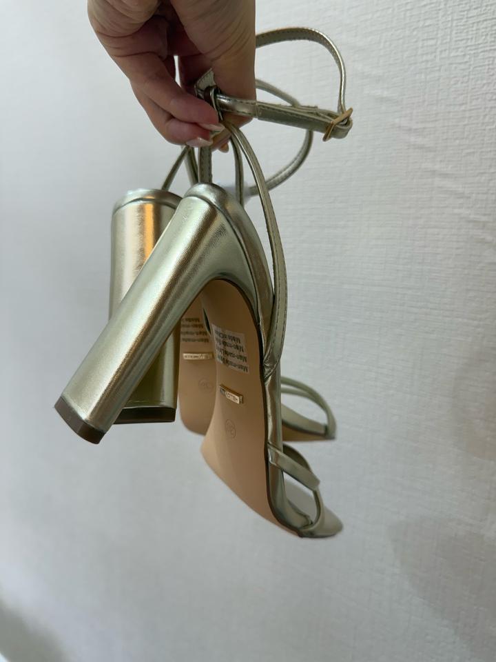 Золотистые летние туфли