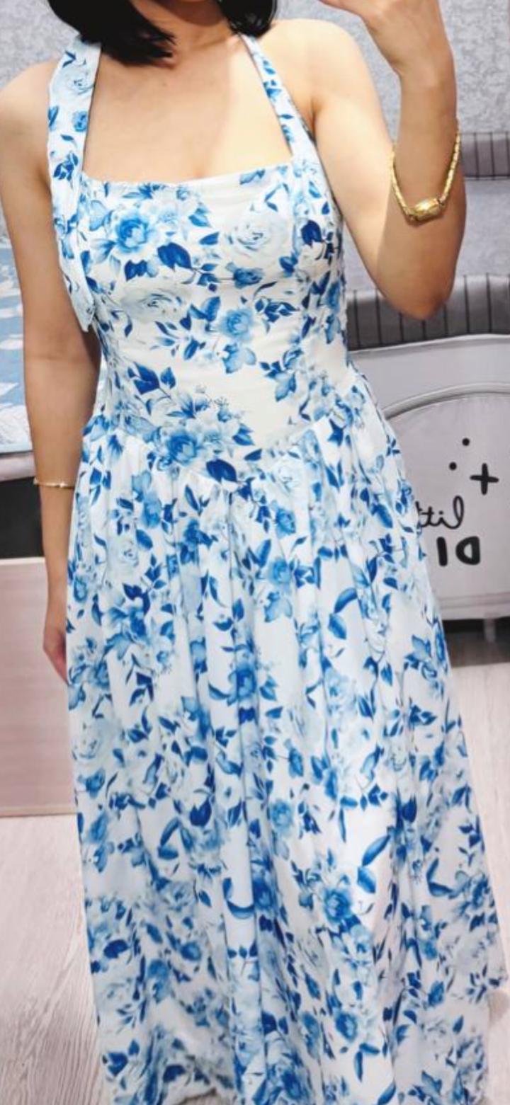 Бело синее платье