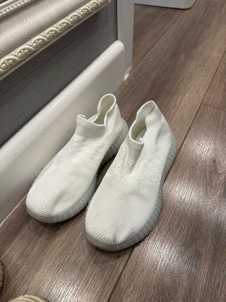 Кроссовки и тапочки