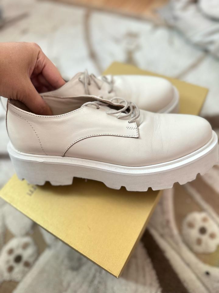 Белые ботинки