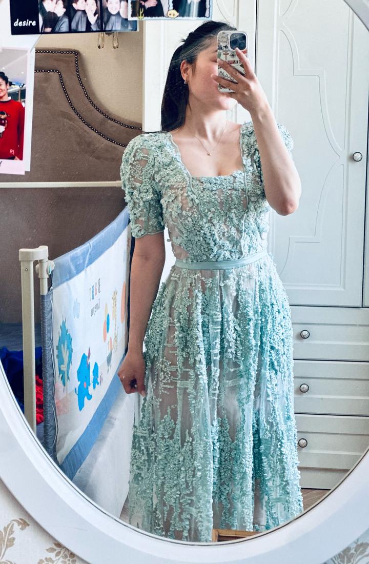 Голубое блестящее платье
