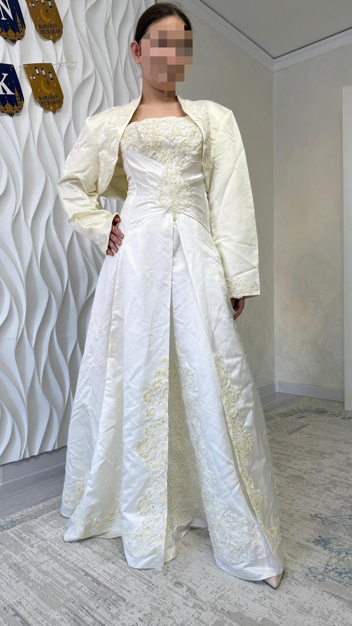 Нарядное молочное платье с болеро