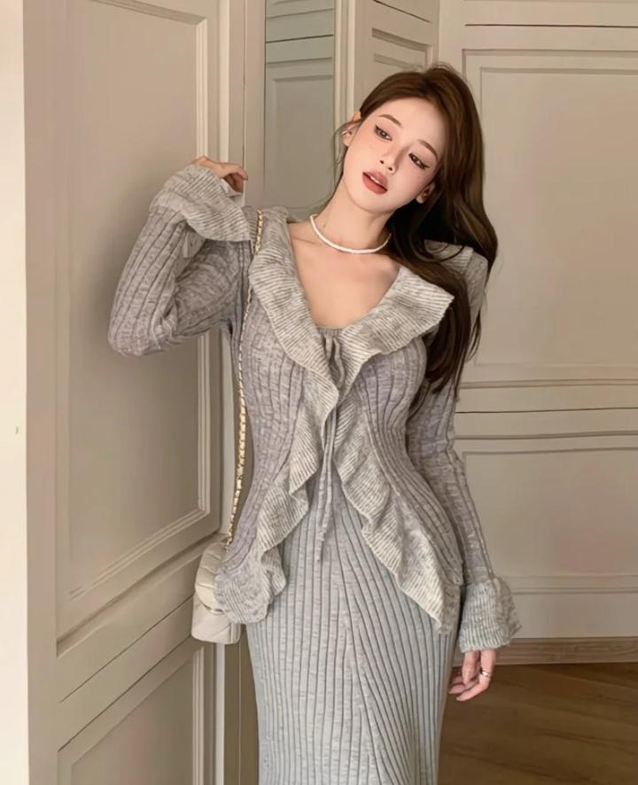 Серая кофта на завязках.