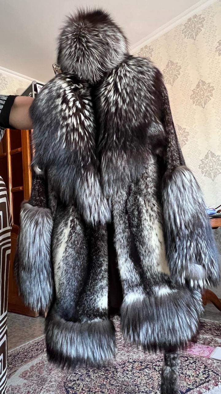 Шуба натуральная чернобурка с шапкои