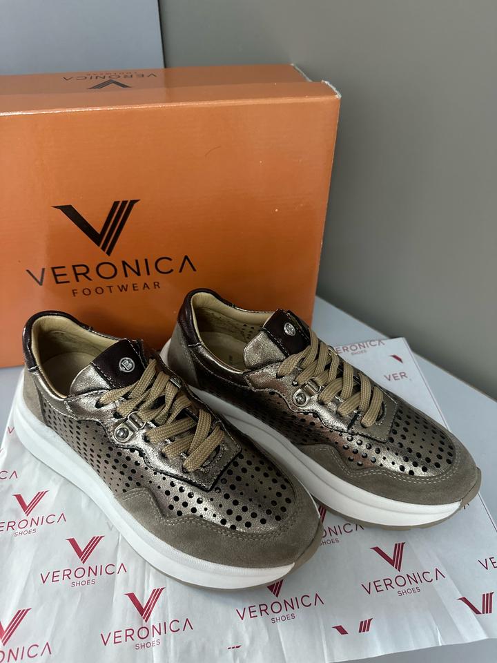 Женские кроссовки