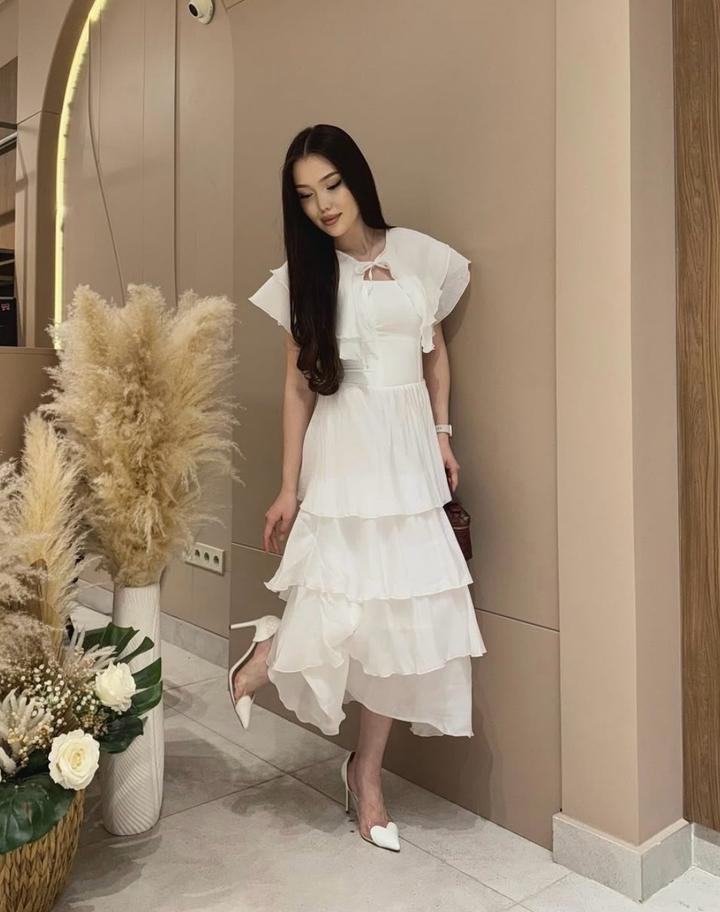 Белое платье с накидкой