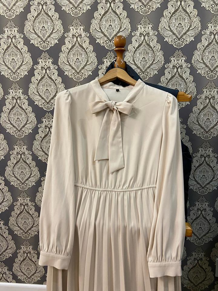 Бежевый платье