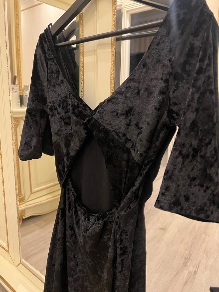 Черное коктейльное платье