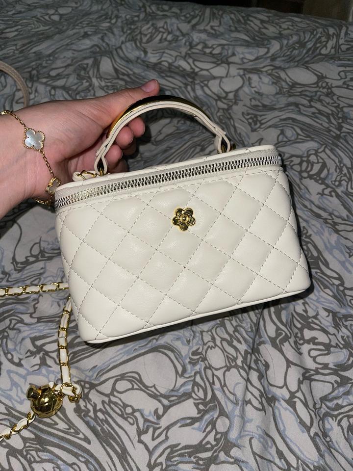Белая сумочка под шанель