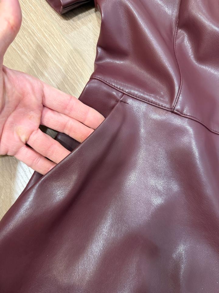 Платье mango из нежной кожи в модном цвете