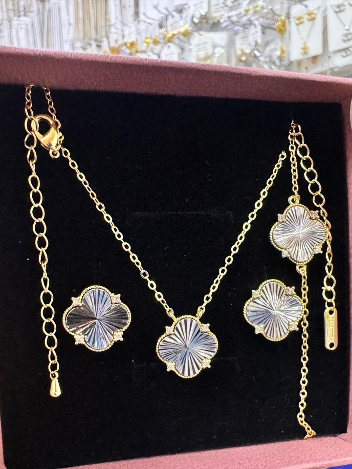 Комплект колье, серьги, браслет