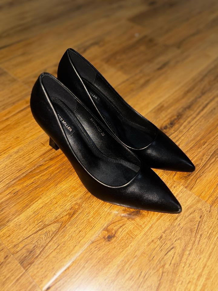 Черные туфли на каблуке