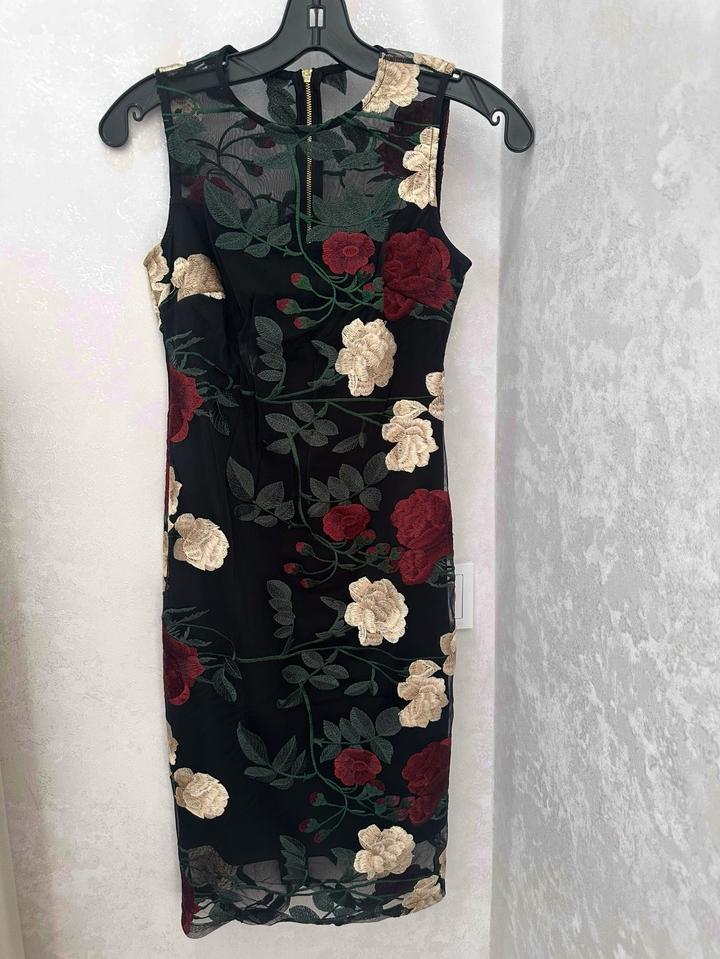 Черное красивое платье с вышевкой Calvin Klein