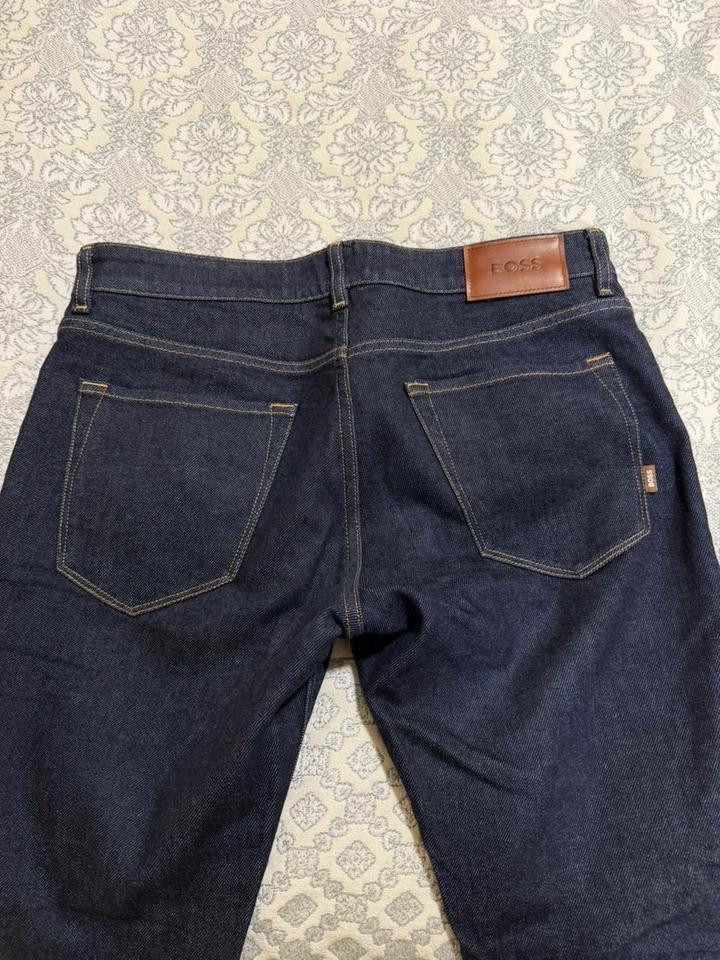 Темно синие джинсы