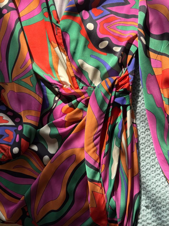 Яркое нарядное платье