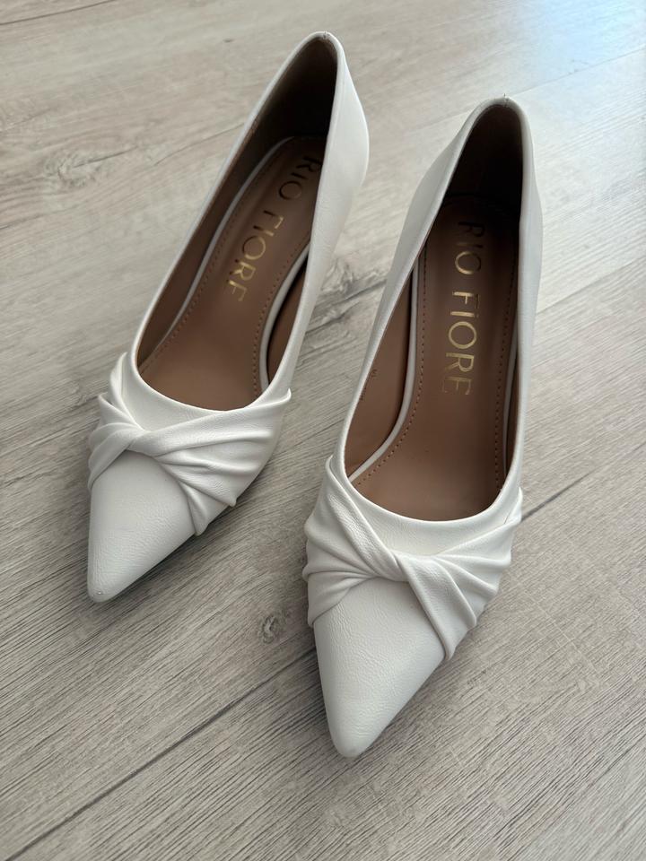 Белые туфли-лодочки на невысоком каблуке