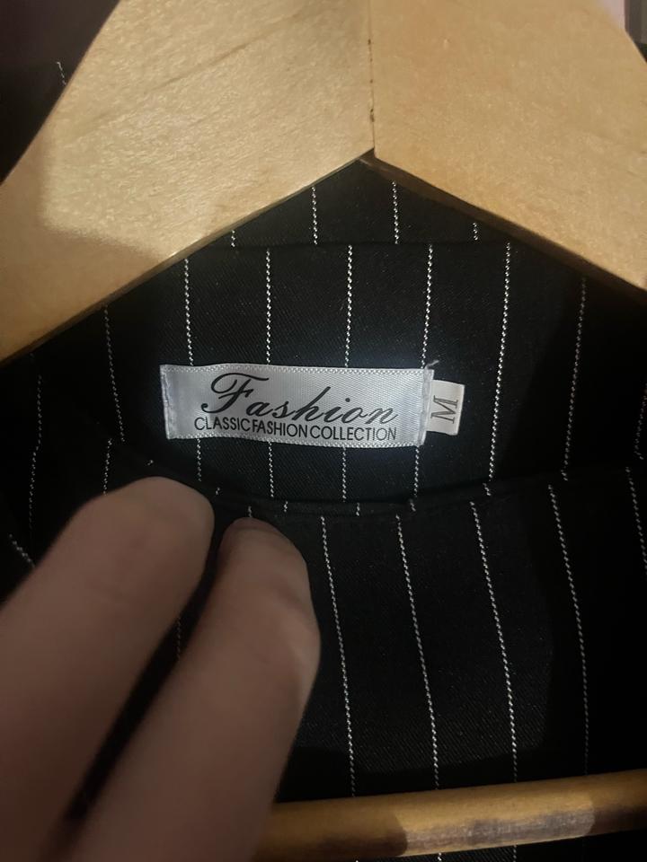 Темно синий костюм в полоску