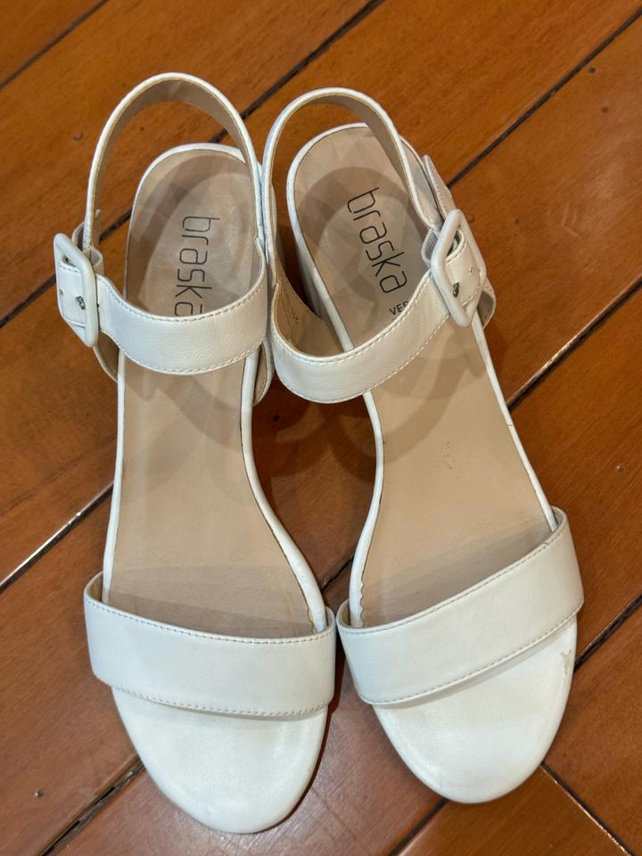 Белые босоножки Braska