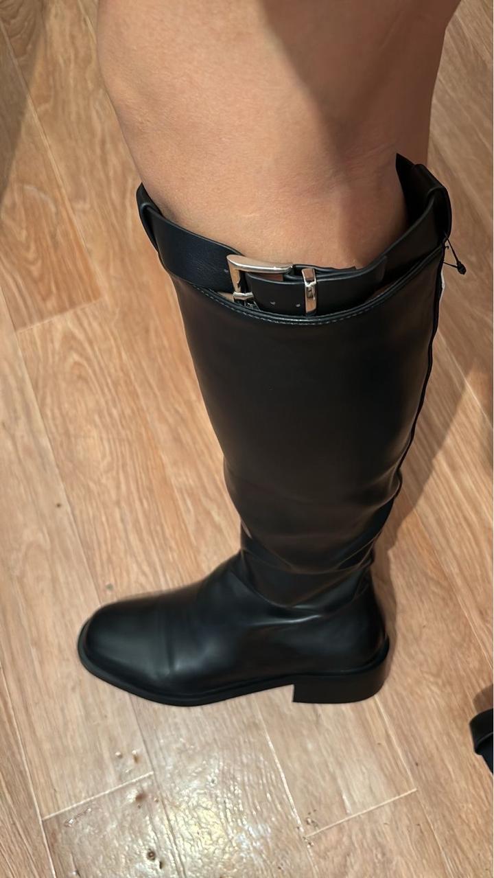Продам сапоги длинные , не подошли по стилю. Носила пару раз. Хорошо сделаны