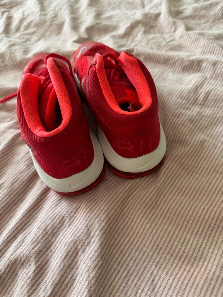 Красовки Nike ,красные,баскетбольные .оригинал