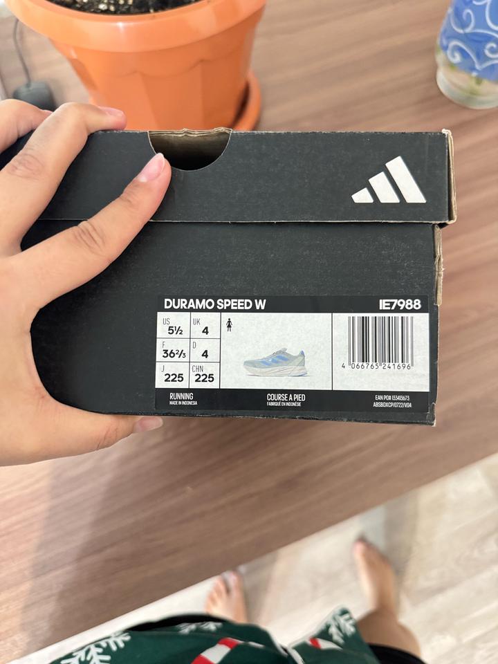 Кроссовки адидас