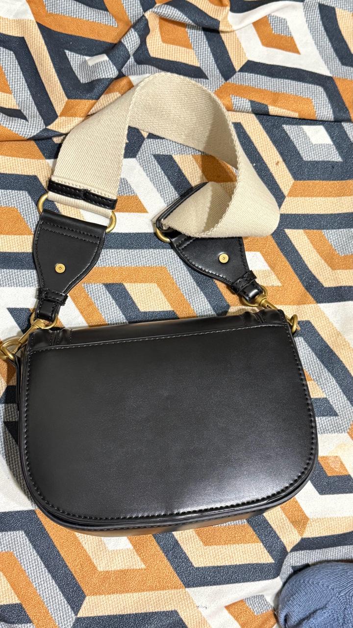 Стильная черная сумка-седло (Saddle Bag) с широким ремнем. Тренд 2026