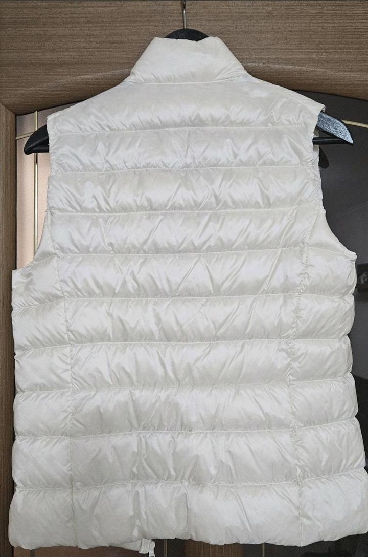 Белая жилетка Uniqlo