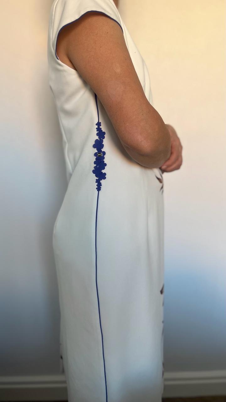 Белое платье с вышивкой