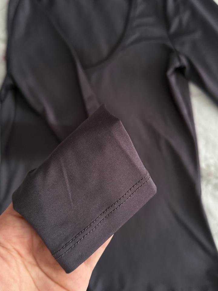 облегающая кофта с вырезом