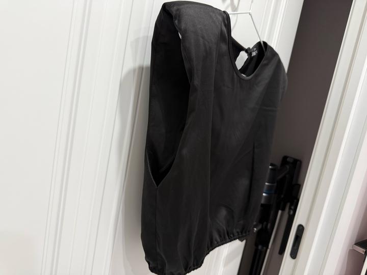 черный топ от Zara
