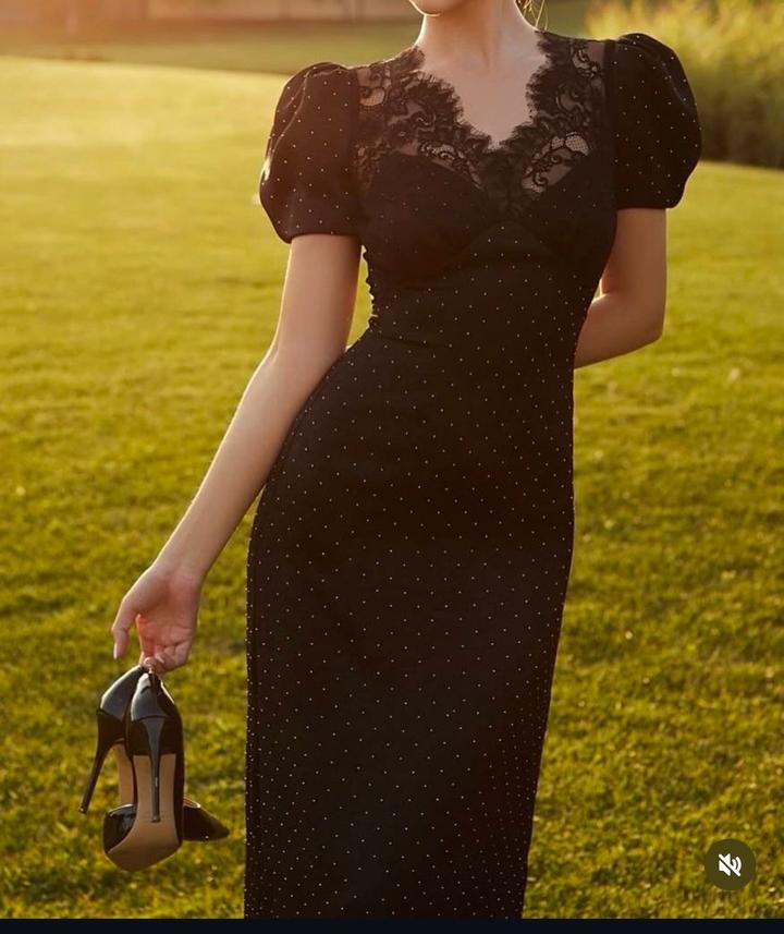 Чёрное платье с открытой спинкой