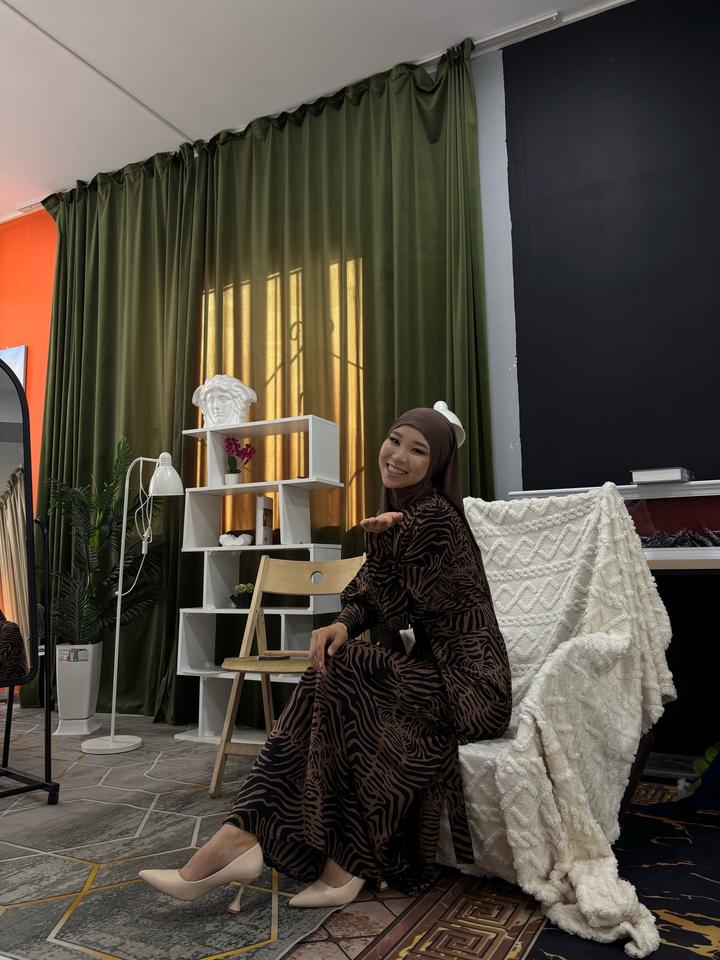 Платье с сочетанием коричневого и черного цвета.