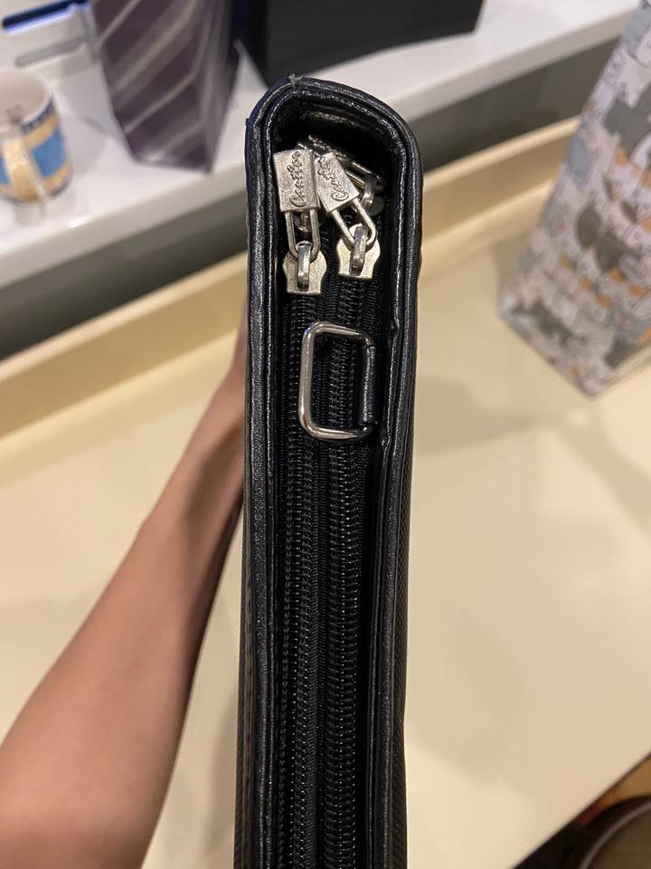 Папка для документов с двумя основными отделениями.