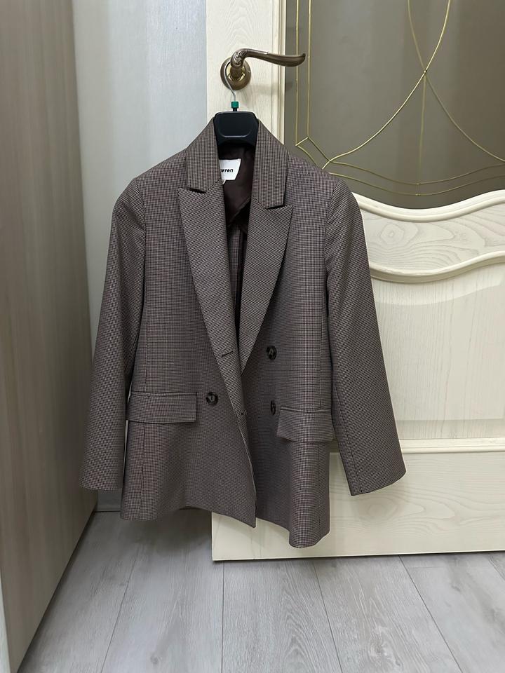 Коричнивый кастюм катон