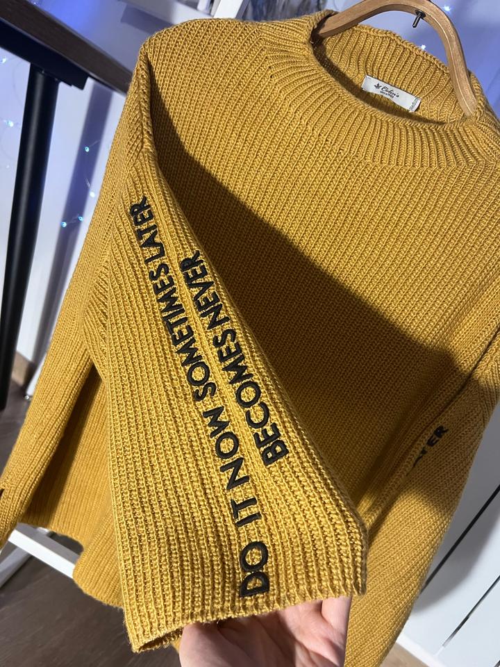 Желтый свитер