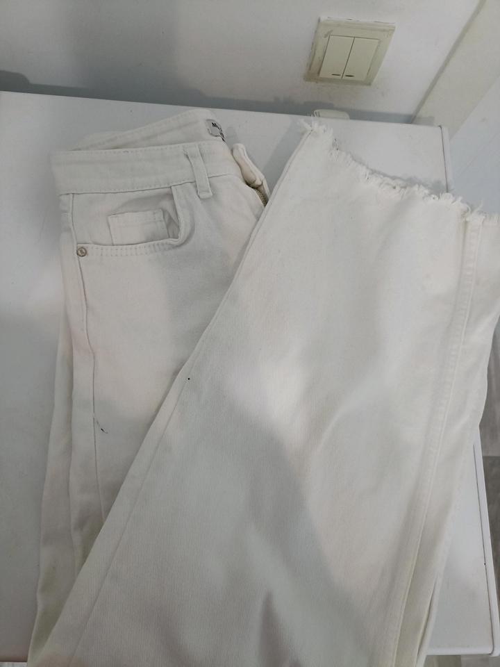 белые джинсы