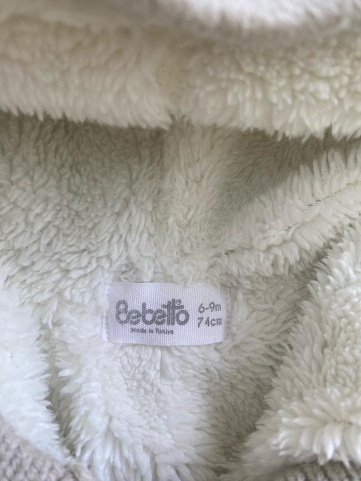 Тёплый вязаный комбинезон для малыша