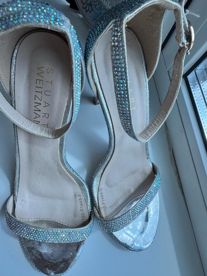 серебристые босоножки Stuart Weitzman