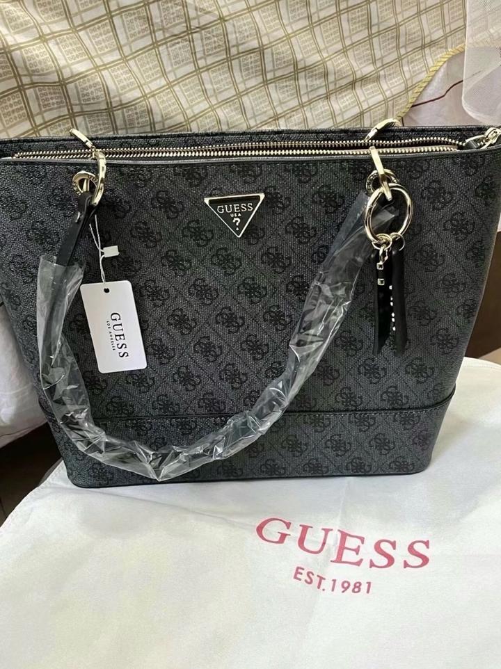 Сумка от Бренда Guess