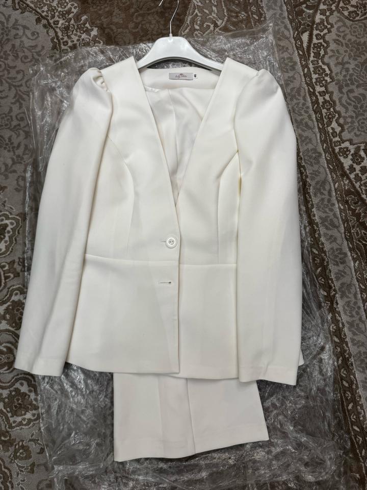 женский белый классический костюм пиджак и брюки