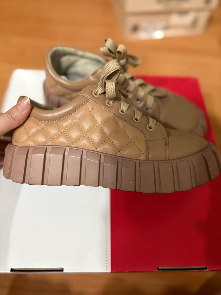 Бежевые классические кроссовки