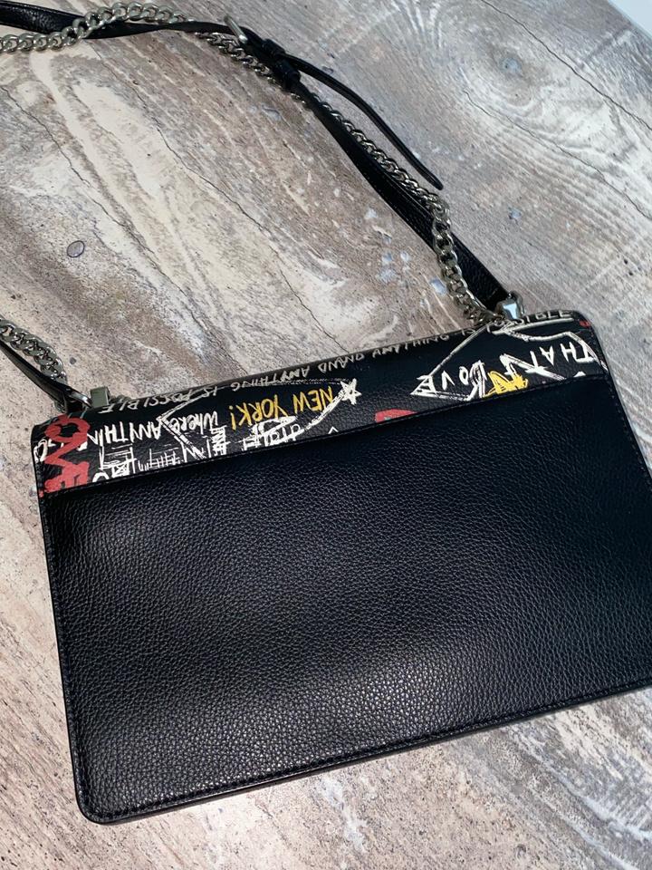 Черная сумка DKNY с граффити принтом
