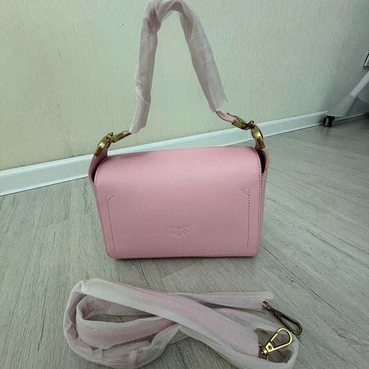 Розовая сумка Pinko с золотистой фурнитурой.