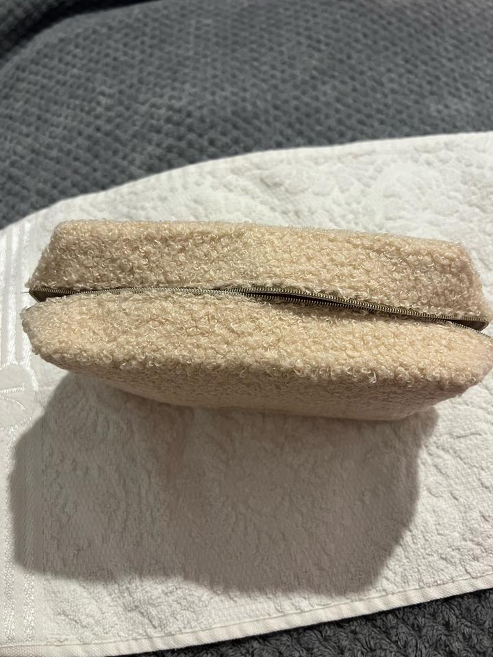 Плюшевая косметичка Yves Saint Laurent Beauté (YSL Puffer/Teddy Pouch)