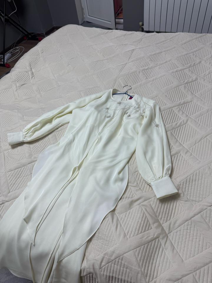 Белое платье на никях