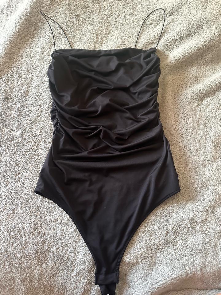 Боди H&M чёрное со сборкой, на тонких бретелях