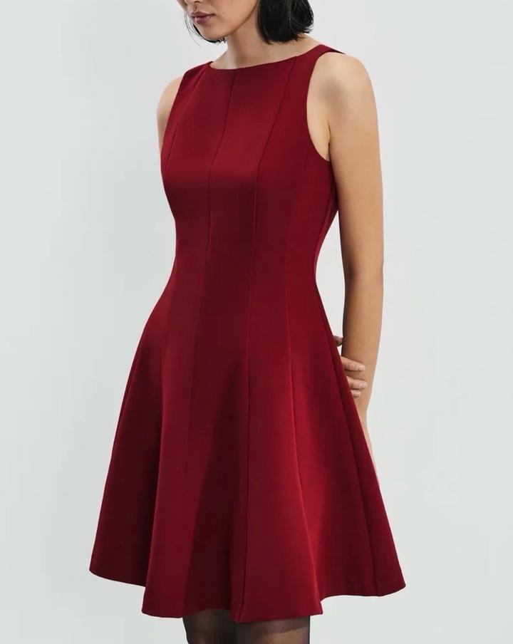 Красное бархатное короткое платье в стиле минимализма